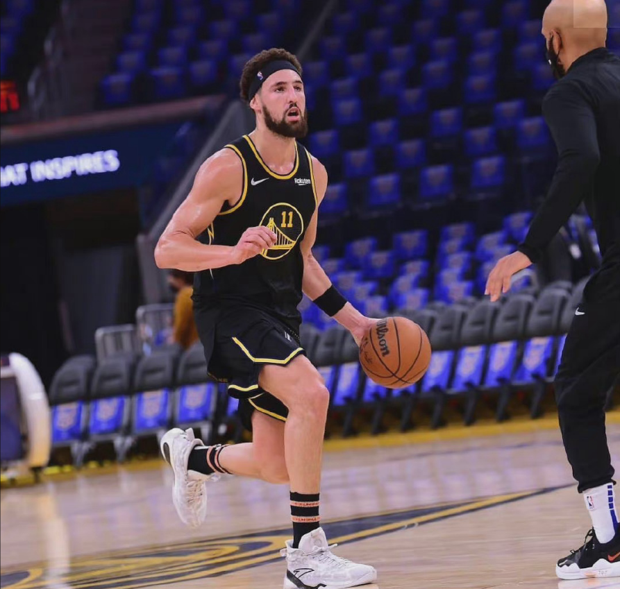 包含转折点！金州勇士单刀错失，欧篮联赛后攻防权衡，质疑声仍在，临场指挥获称赞的词条