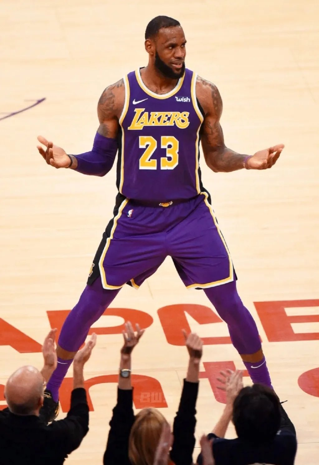 赛地聚焦：欧联清晨热度飙升；洛杉矶湖人篮板制胜；悬念犹存；年轻球员得到机会的简单介绍-开云